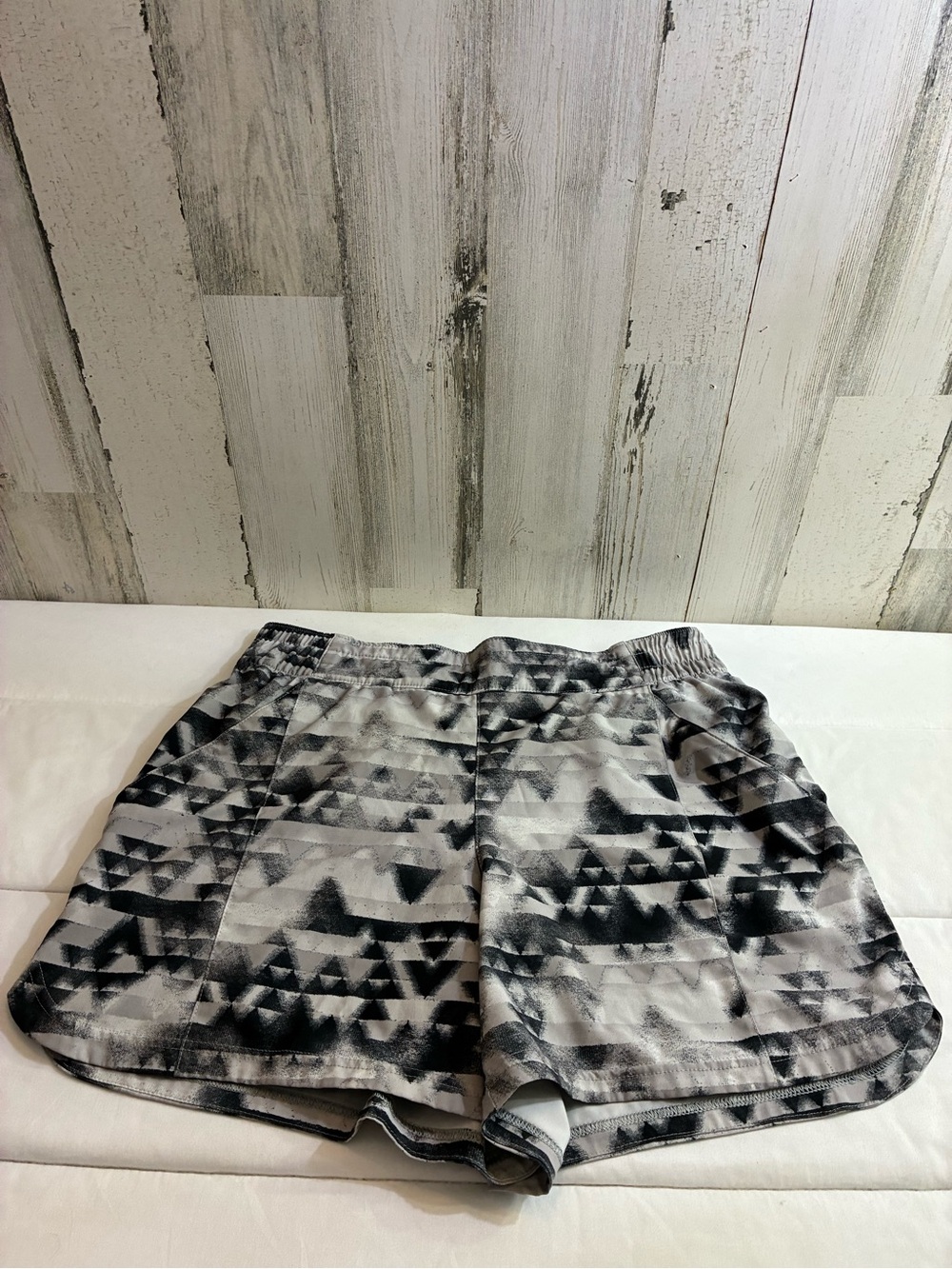 Columbia  women’s Sz L Black & White Geometric Athletic Shorts